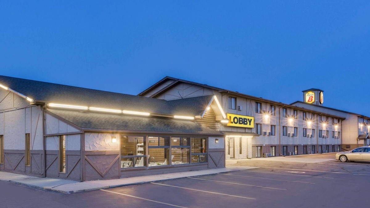 Mitchell Hotel | Super 8 by Wyndham Mitchell