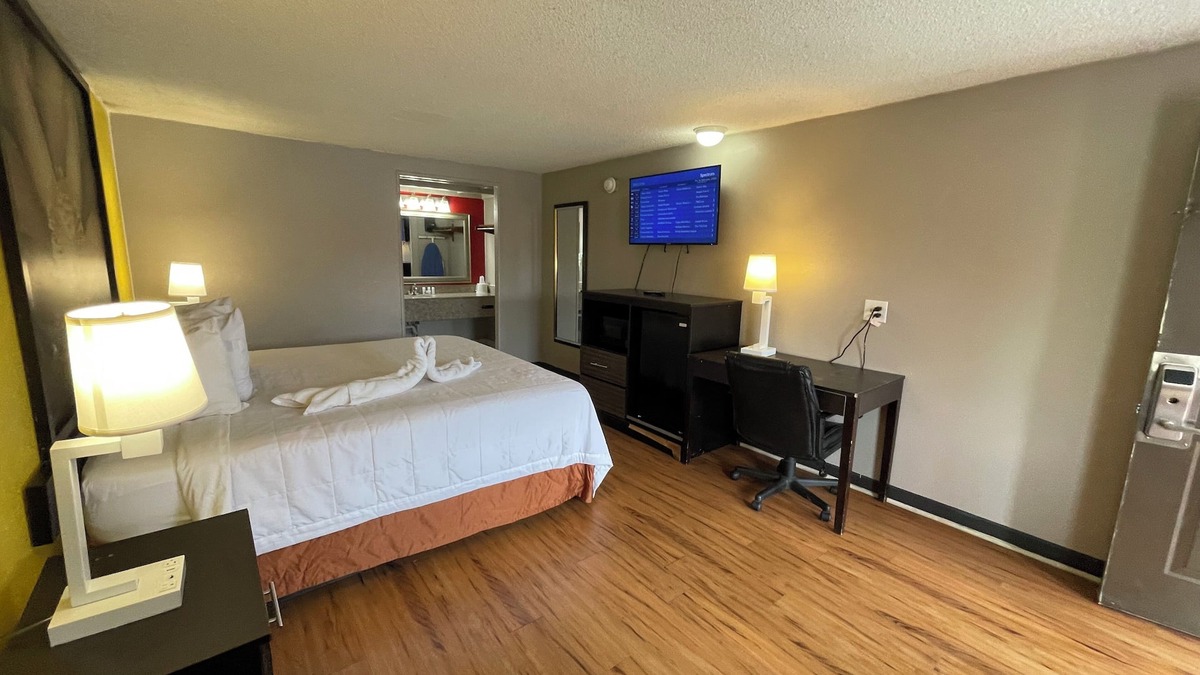 Monroe Hotel | Super 8 by Wyndham Monroe