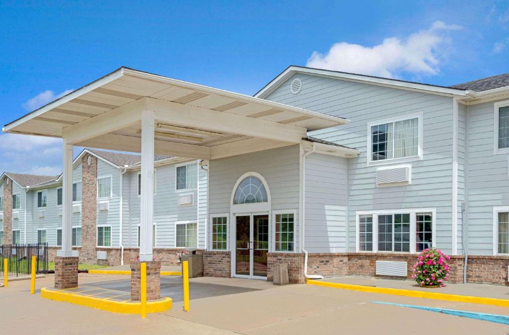 Riverside Hotel | Super 8 by Wyndham Riverside/Kansas City