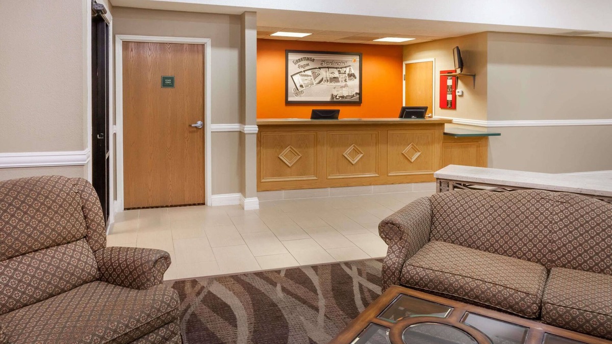 Rochester Hotel | Super 8 by Wyndham Rochester