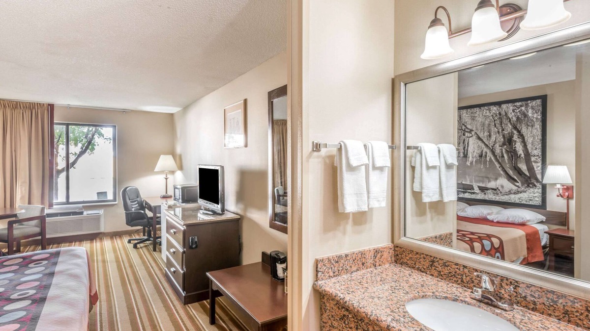 Salina Hotel | Super 8 by Wyndham Salina I-70