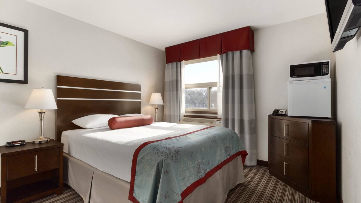 Saskatoon Downtown Hotel | Super 8 by Wyndham Saskatoon Near Downtown