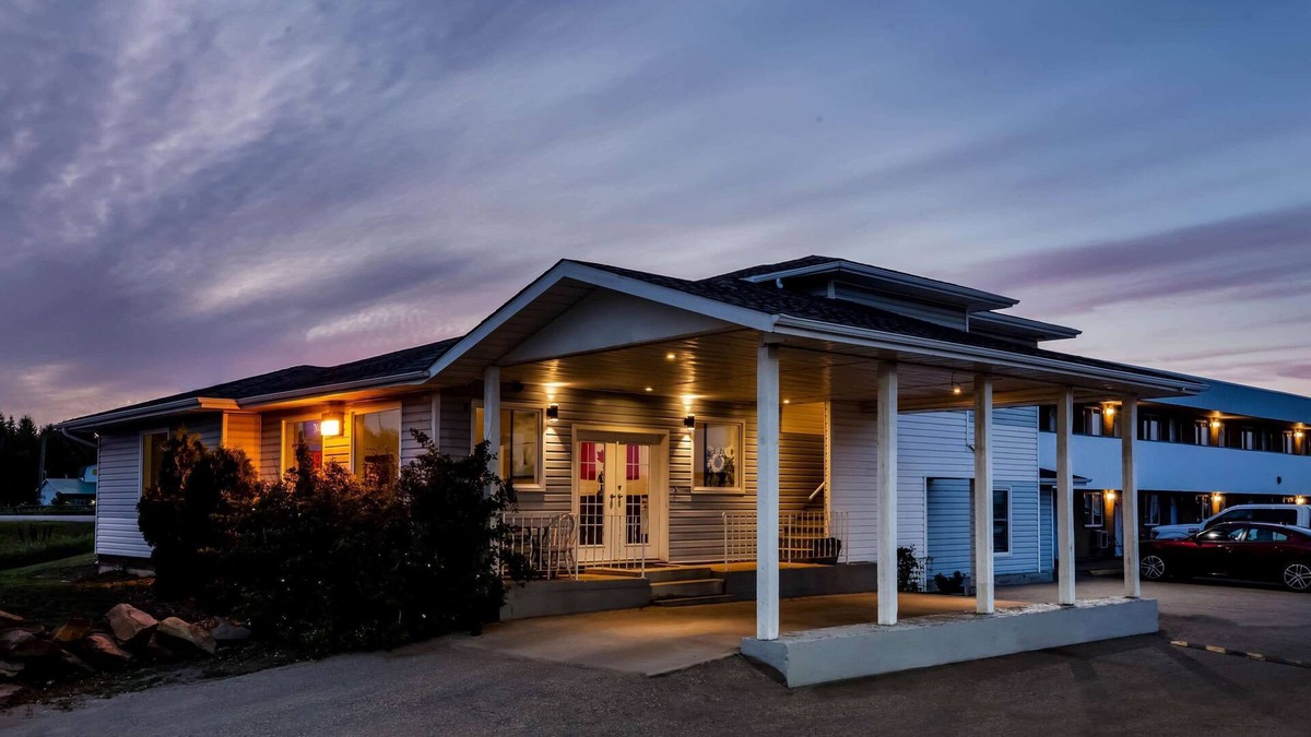 Smoky Lake Hotel | Super 8 by Wyndham Smoky Lake