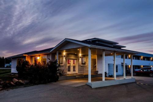 Smoky Lake Hotel | Super 8 by Wyndham Smoky Lake