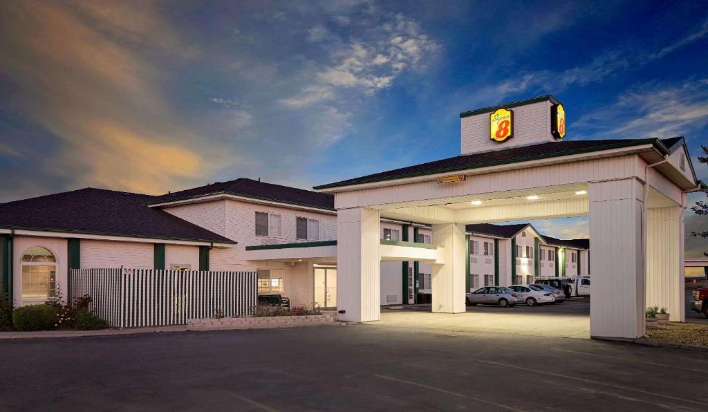 Battle Mountain Hotel | Super 8 by Wyndham Battle Mountain