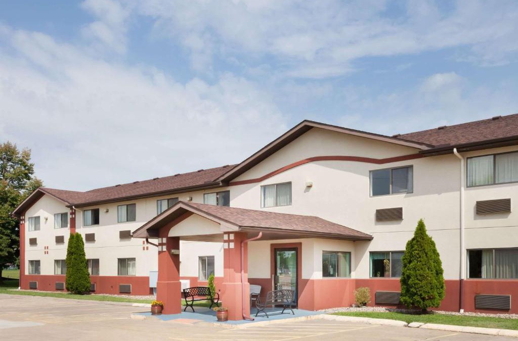 Washington Hotel | Super 8 by Wyndham Washington/Peoria Area