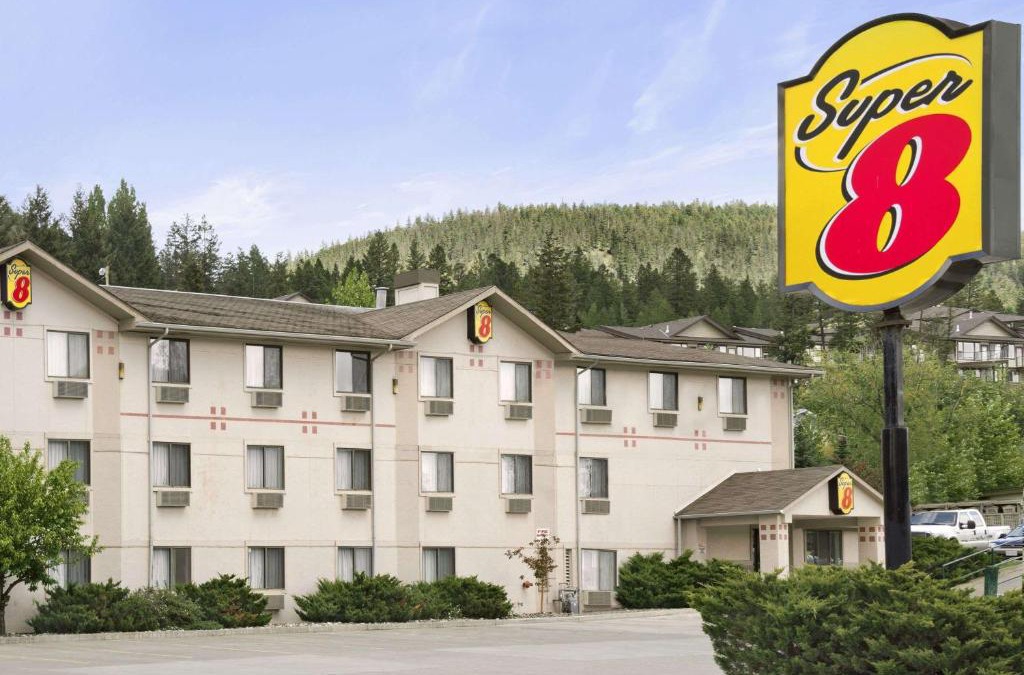 Williams Lake Hotel | Super 8 by Wyndham Williams Lake BC