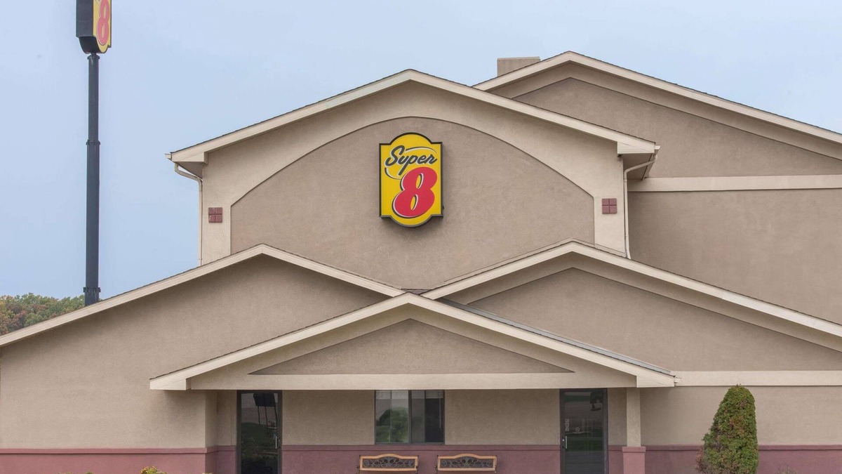 Austintown Hotel | Super 8 by Wyndham Youngstown/Austintown