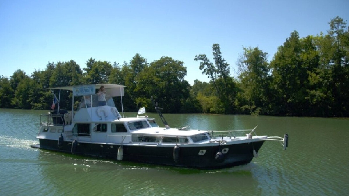 La Ferte-sous-Jouarre Boat Rental | Super boat with character for a unique experience!