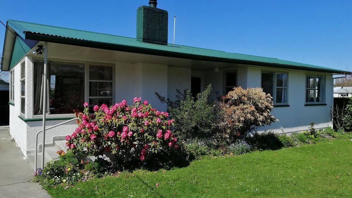 Greytown House | Super Central Cosy Kiwiana Greytown House with Garage