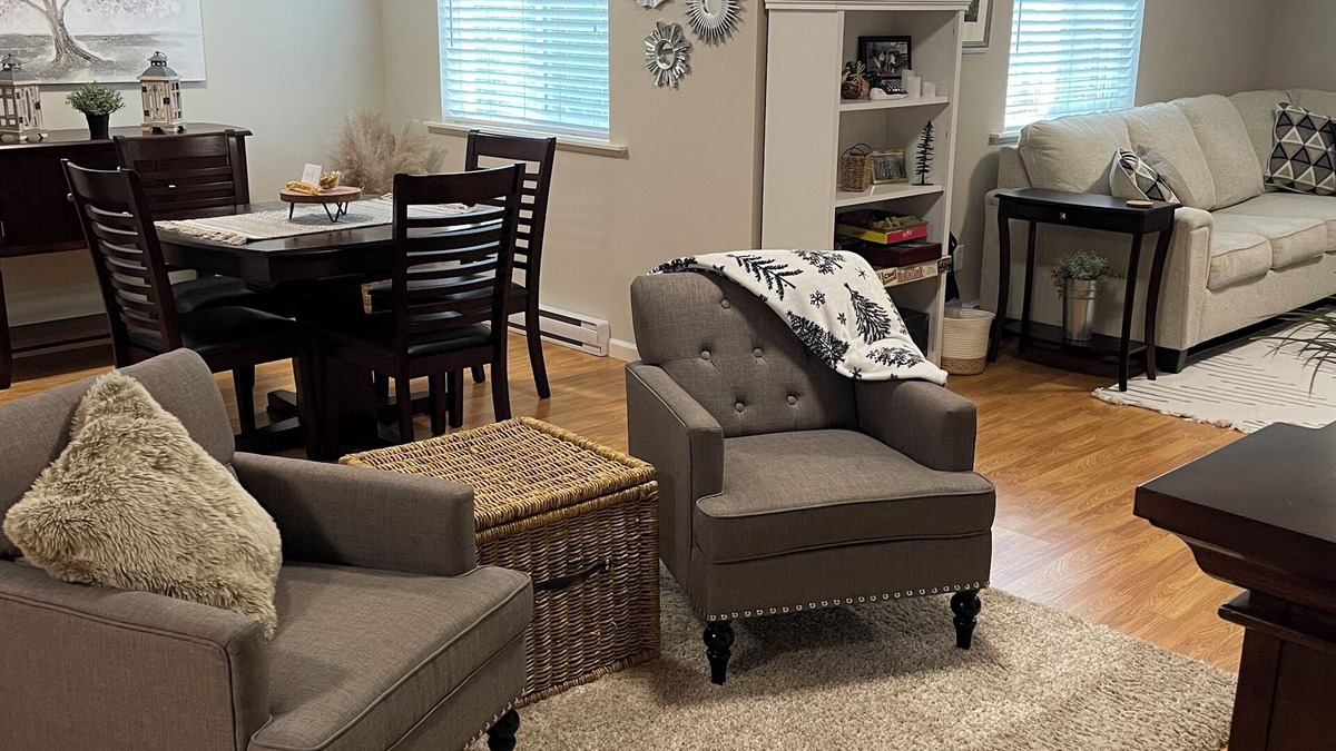 Mission House | Super clean, Bright 1 Bdrm suite in Quiet Cedar Valley with AC and Fireplace