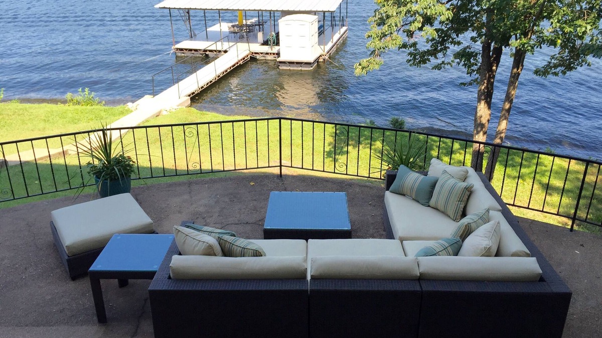 Lake Ozark House | SUPER CLEAN! private dock & lrg outdoor living w/bar - big cove w kayak & SUP