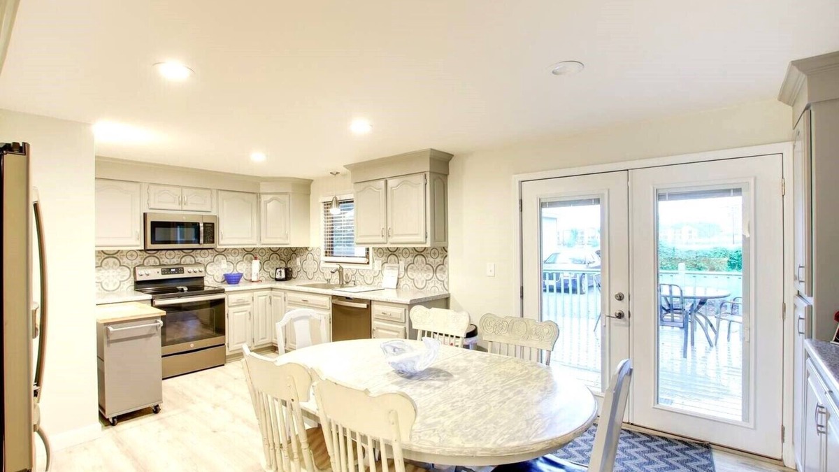 Green Bay House | Super close to Lambeau! 4 minute walk to the stadium district! 2 bedroom home.