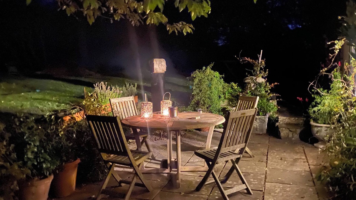 Alton Barnes Cottage | Super cosy 17thC Grade II thatched cottage