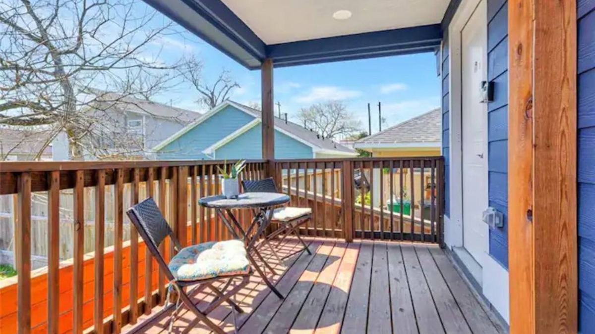 Greater East End Apartment | Super Cozy 2 bedroom w/Fast WIFI and Queen Bed 4 minutes from Downtown!