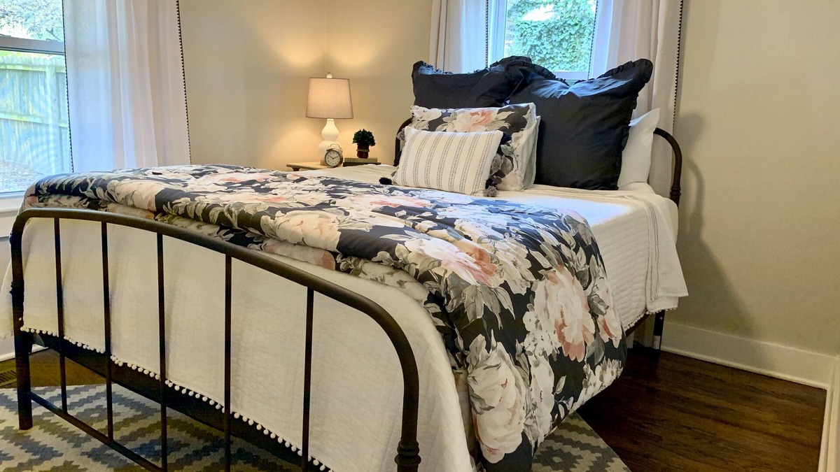 Rogers House | Super Cozy Downtown Rogers Cottage