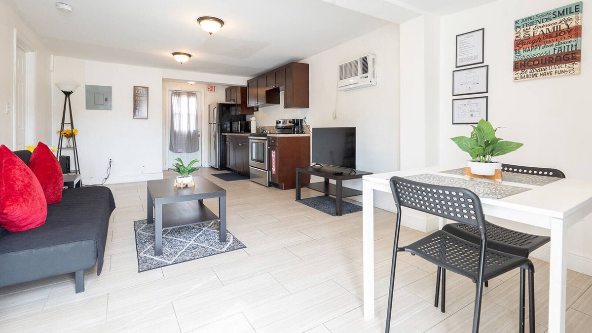 Hollywood Apartment | Super Cozy Hollywood Apt with AC/Parking/Wifi by Hard Rock Casino in Hollywood!