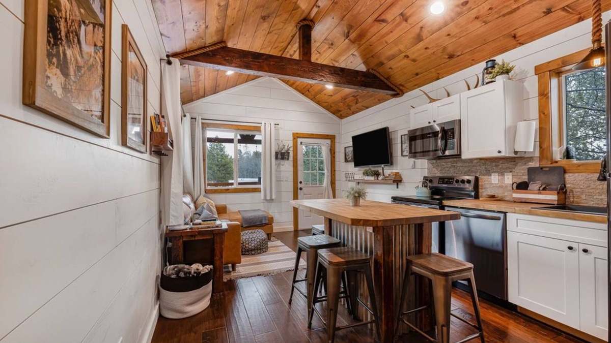Island Park House | SUPER CUTE & CLEAN MODERN HOME 40 min. to YNP