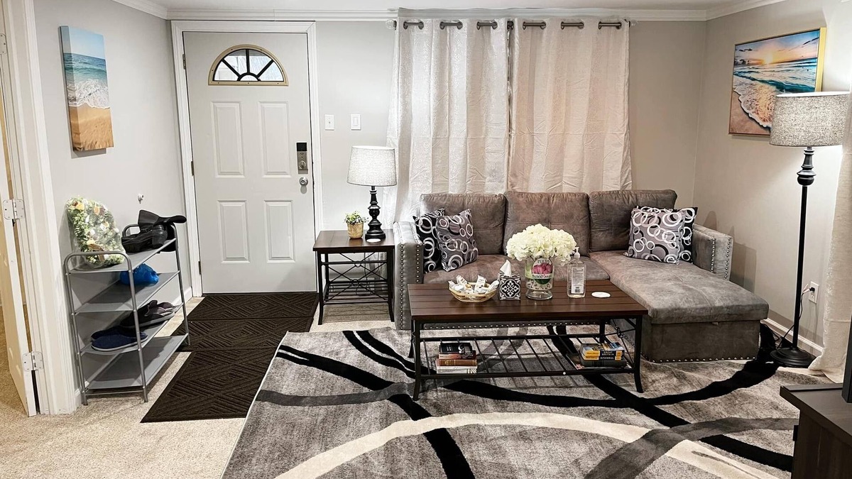 Madison Heights House | Super Cute & Cozy Home with 65"TV, Grill, 3 beds, A C, Porch.