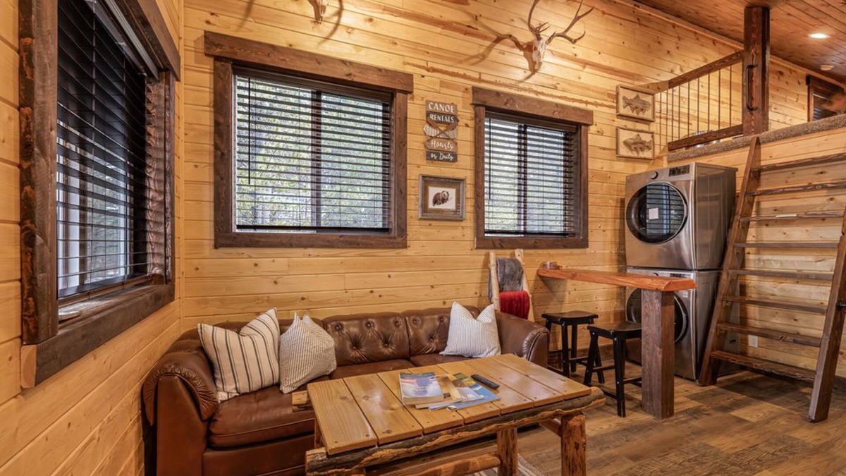 Island Park Cabin | SUPER CUTE RUSTIC & CLEAN HOME 40 minutes to YNP