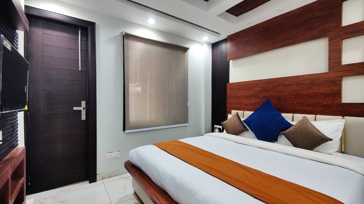 Sanjauli Bed & Breakfast | Super Deluxe Room - Shimla Hills - View- King-sized Bed, Parking, Food