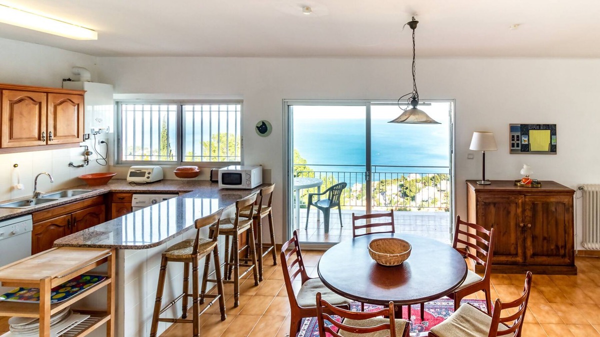 Llanca Apartment | Super Fener 93 - top-floor apartment with terrace