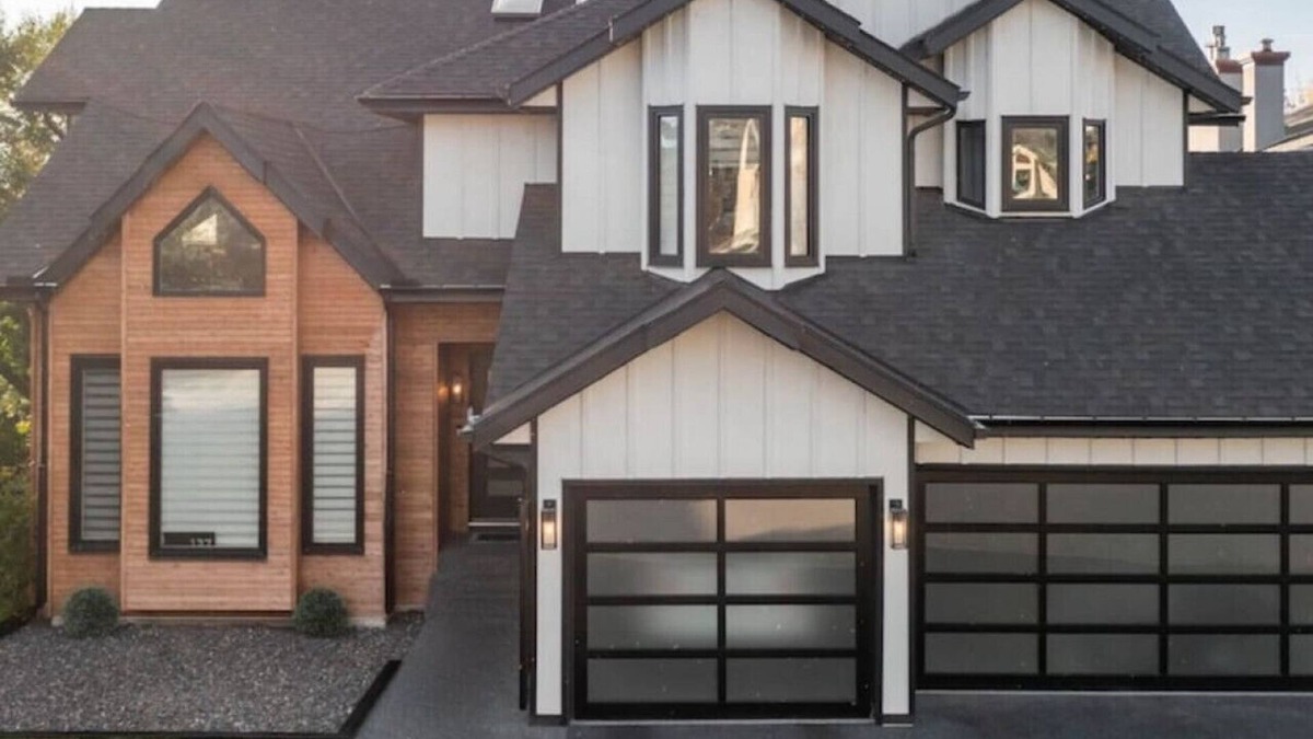 Southeast Calgary House | Super Fun House w/Great Location. Perfect for Large Families.