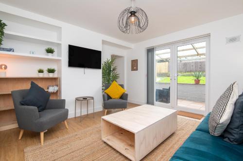 Severn Beach House | Super King Bed Free Parking Alexa Garden Patio BBQ Sleeps 6