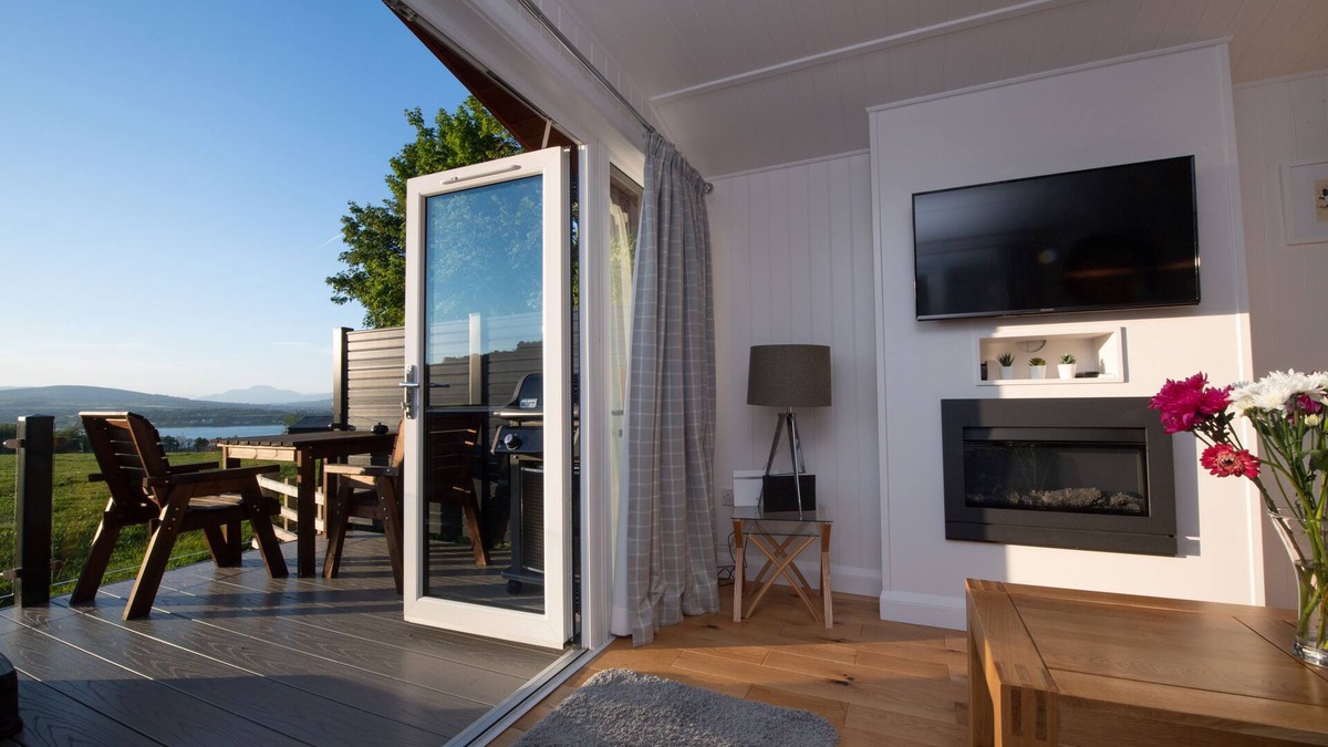 Port Glasgow Cabin | Super King Lodge-Sleeps 2-HotTub-Sea View