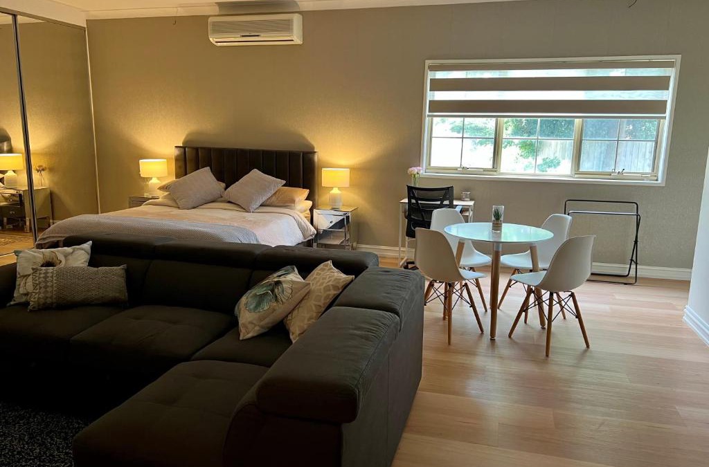 Lysterfield South House | Super Luxury Self Contained Studio unit