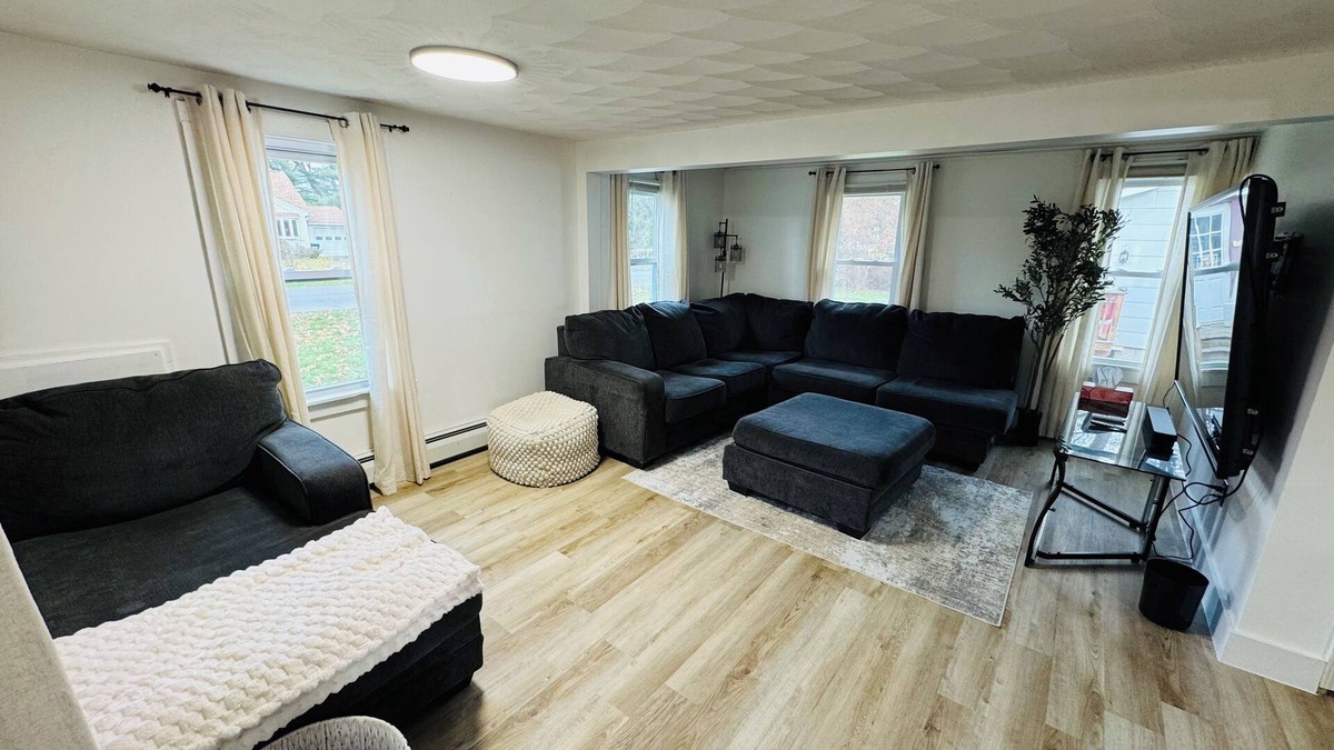 Rochester House | Super Modern 2-Bedroom Riverside Home @ RIT