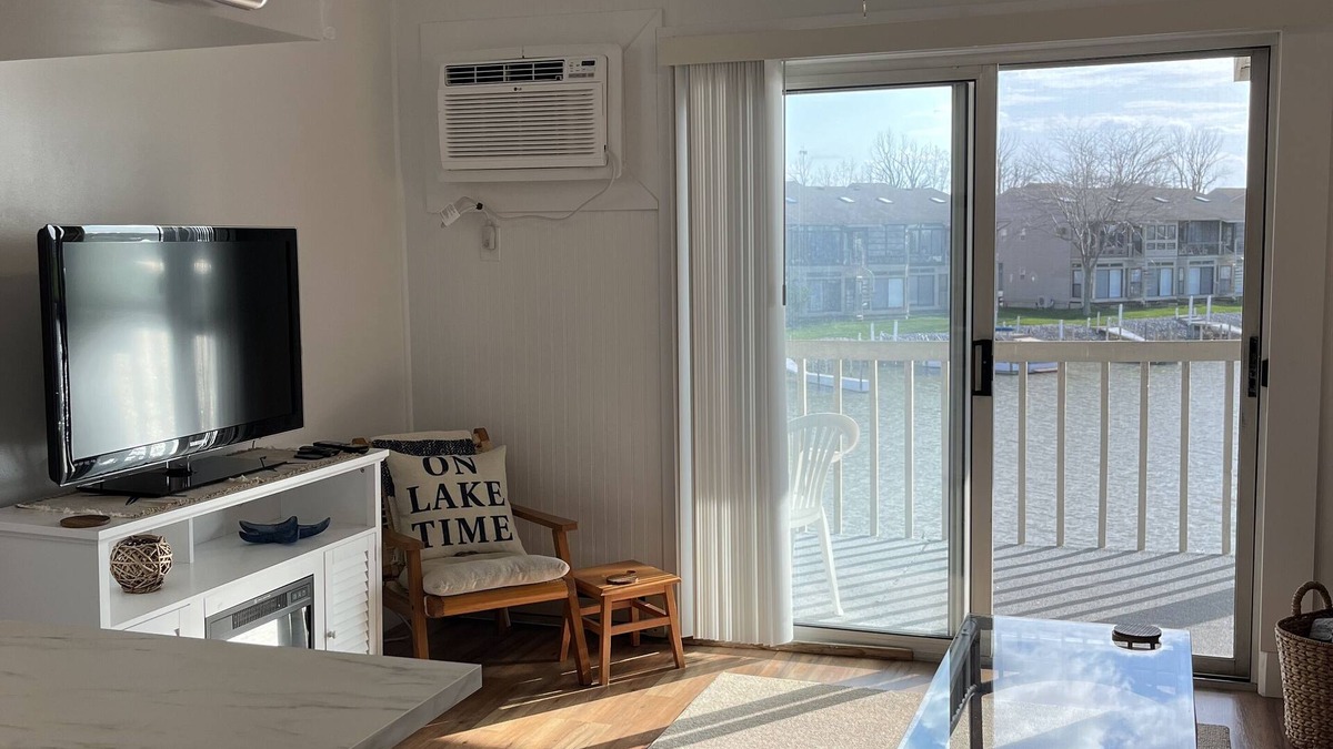 Oak Harbor Condo | Super nice, waterfront Lake Erie getaway with boat dock - Green Cove Resort!