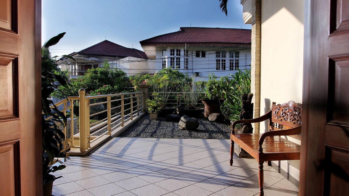 Lebak Bulus Hotel | Super OYO 123 Puri Lotus