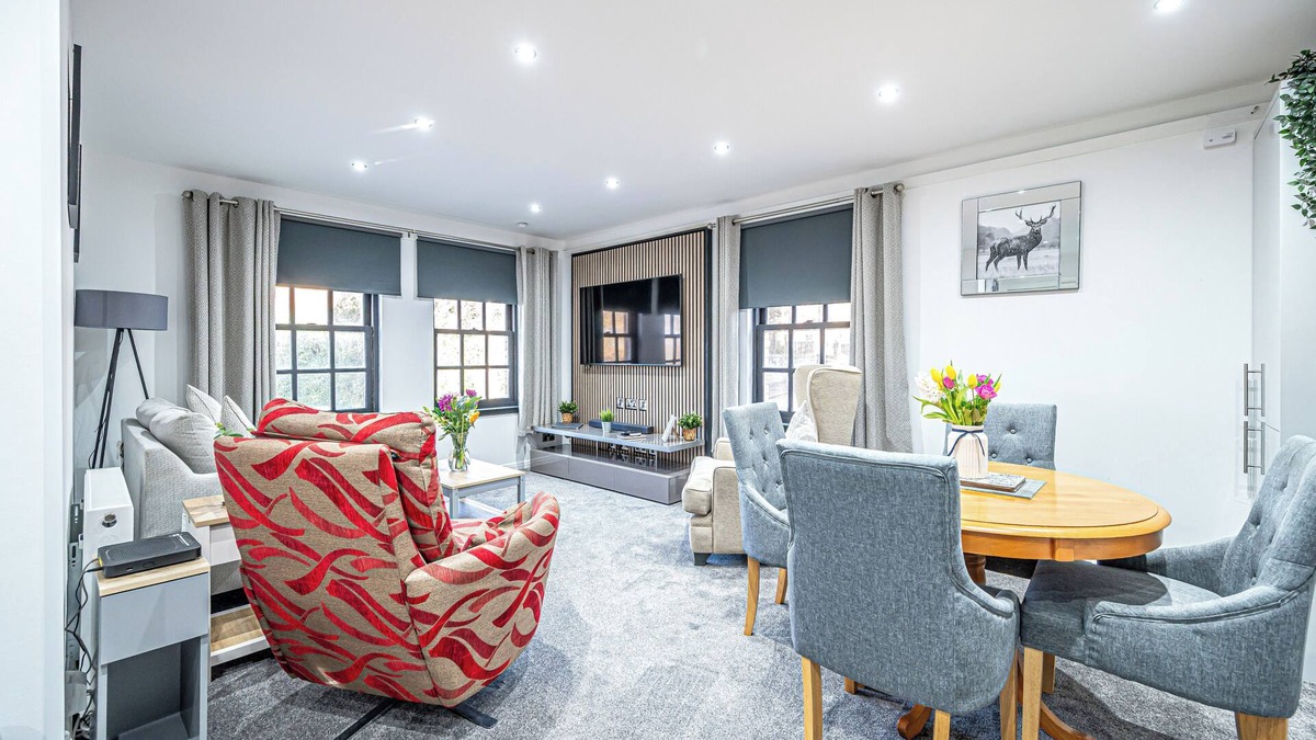 Dunfermline Apartment | Super Prime Abbey + Free Parking by Three Bridges Apartments