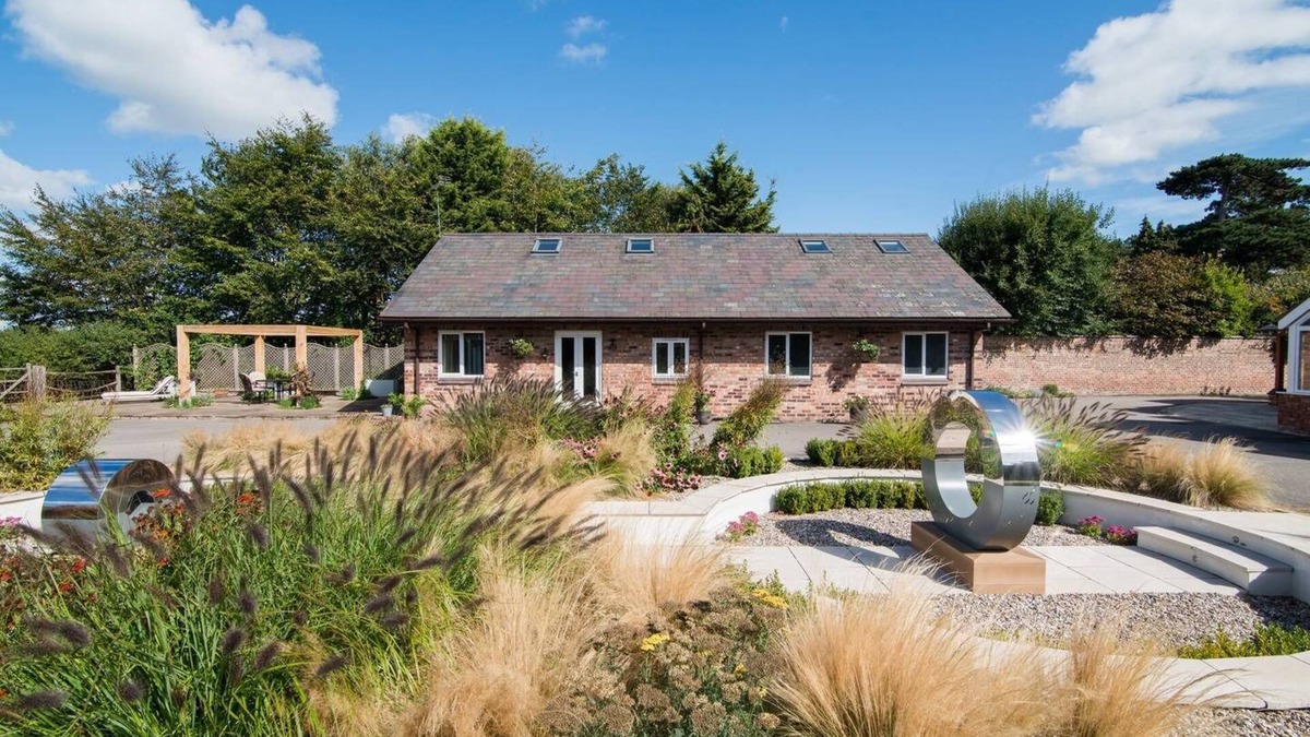 Tarvin House | Super spacious barn conversion with Log fire and hot tub