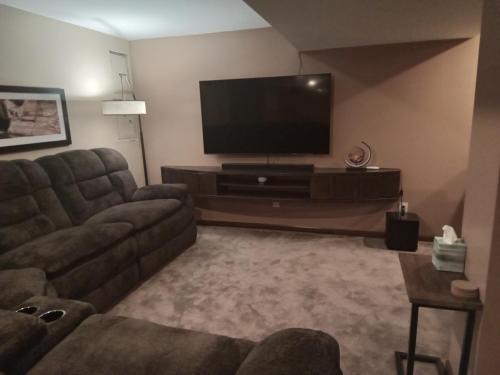 Lansing Apartment | Super Suite with Sauna, Pool Table and Arcade Game