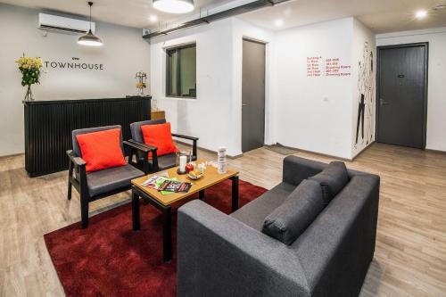 Sushant Lok Hotel | Super Townhouse Galleria Market Near Golf Course Road