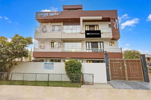 Sector 51 Hotel | Super Townhouse Mayfield Garden Nearby Golf course road