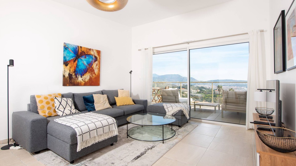 La Madeleine Apartment | Superb 2 bed 2 bath apartment with sea views in Nice