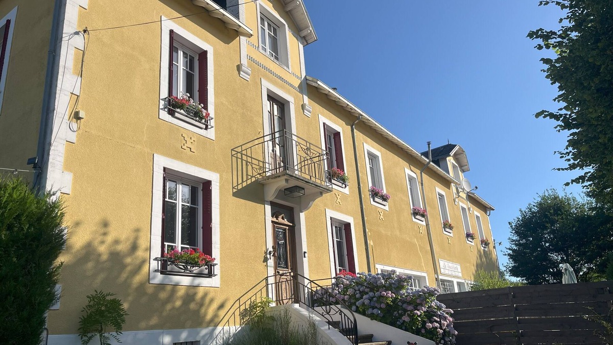 Saint-Pierre-de-Frugie House | Superb 4 Bedroom House, sleeping up to 6 Adults and 4 Children, fully equipped.