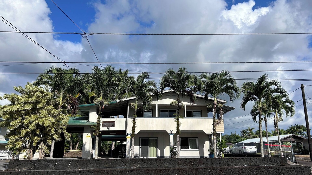 Hilo House | Superb 5-bedroom house in charming Hilo. Near mall, restaurants, and beaches.