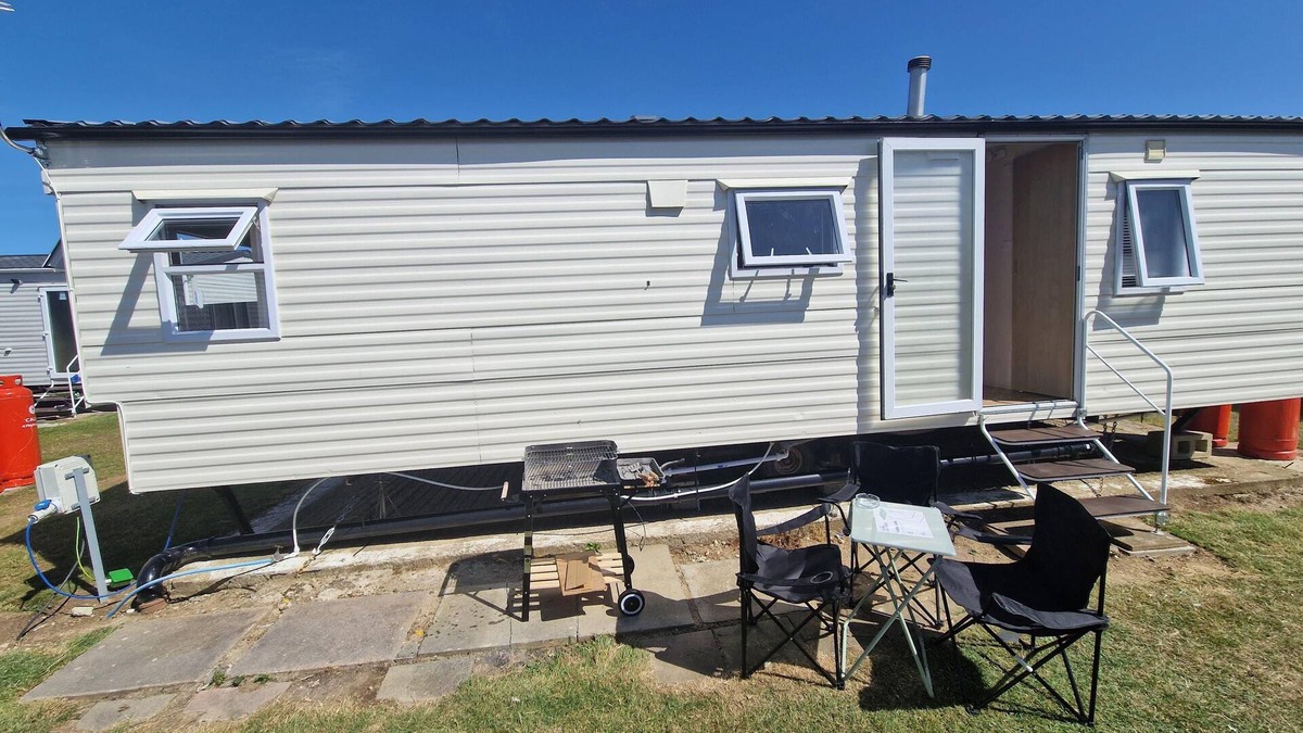 Leysdown-on-Sea House | Superb 6 berth caravan at Harts Holiday Park in Kent ref 74101B