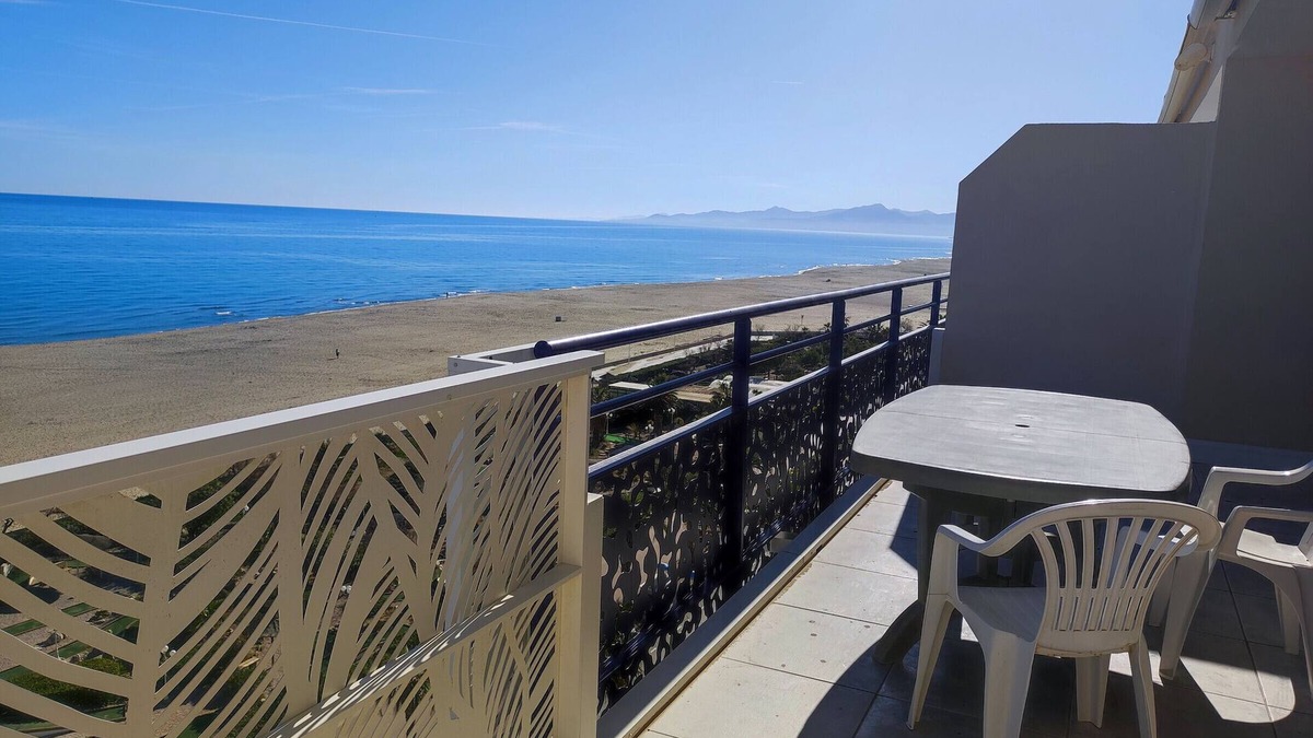 Le Port Apartment | Superb air-conditioned apartment for 6 with beach access