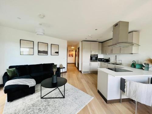 Maidstone Apartment | Superb Apartment In Maidstone With Balcony View - Private Parking