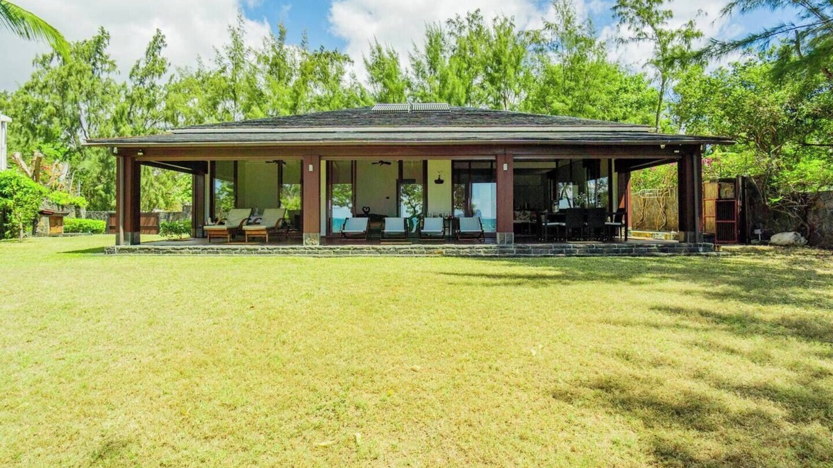 Pointe aux Canonniers Villa | Superb beachfront villa