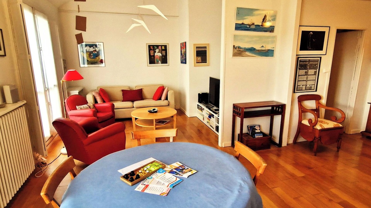 Est Apartment | Superb, bright, walk-through apartment 10m from town centre-Free parking-4