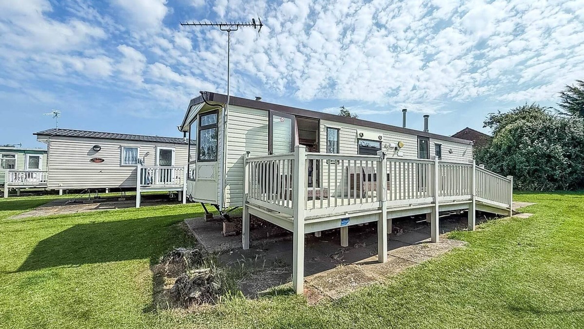 Hunstanton House | Superb caravan with decking close to Hunstanton beach in Norfolk ref 23060S