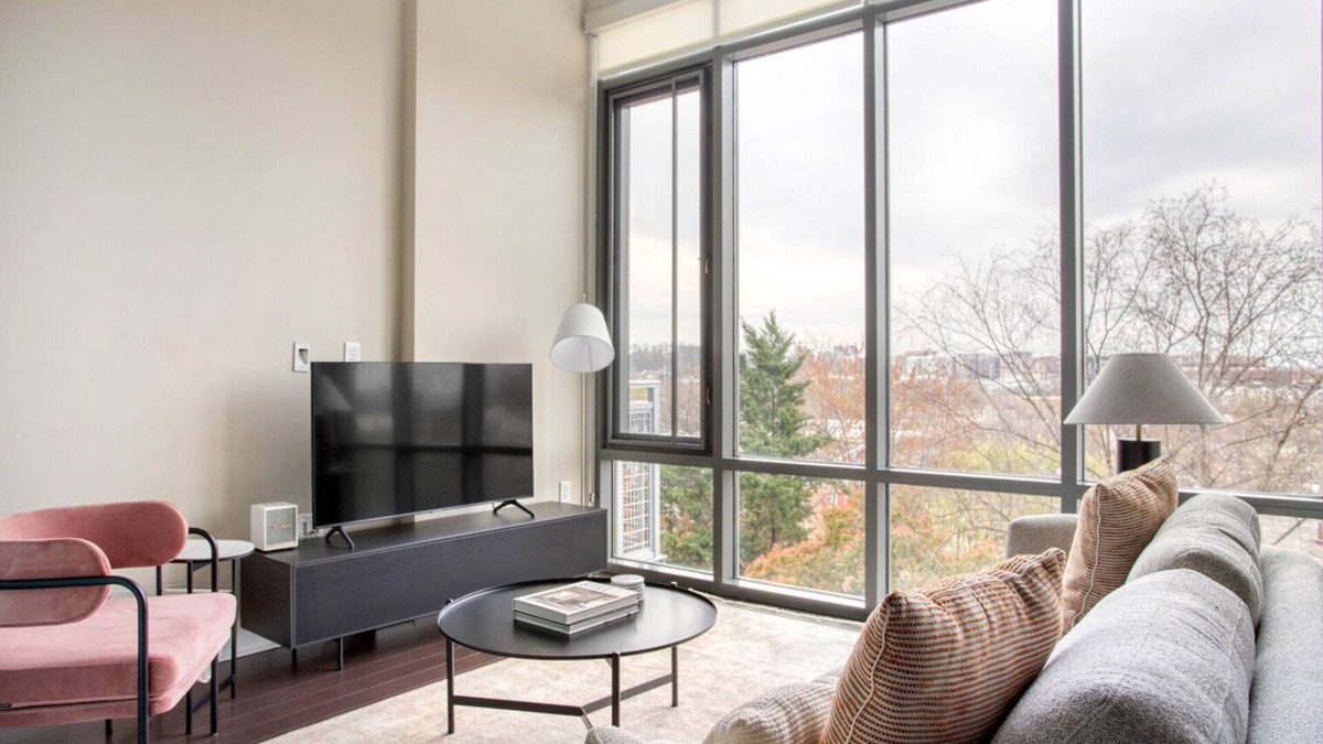 Del Ray Apartment | Superb Del Ray 1BR w/Gym, nr Theater, Airport & Nightlife, by Blueground
