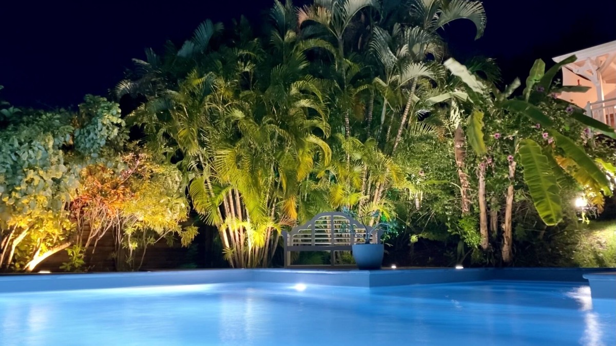 Le Robert Apartment | Superb F2 in a tropical garden near the white sandy beach