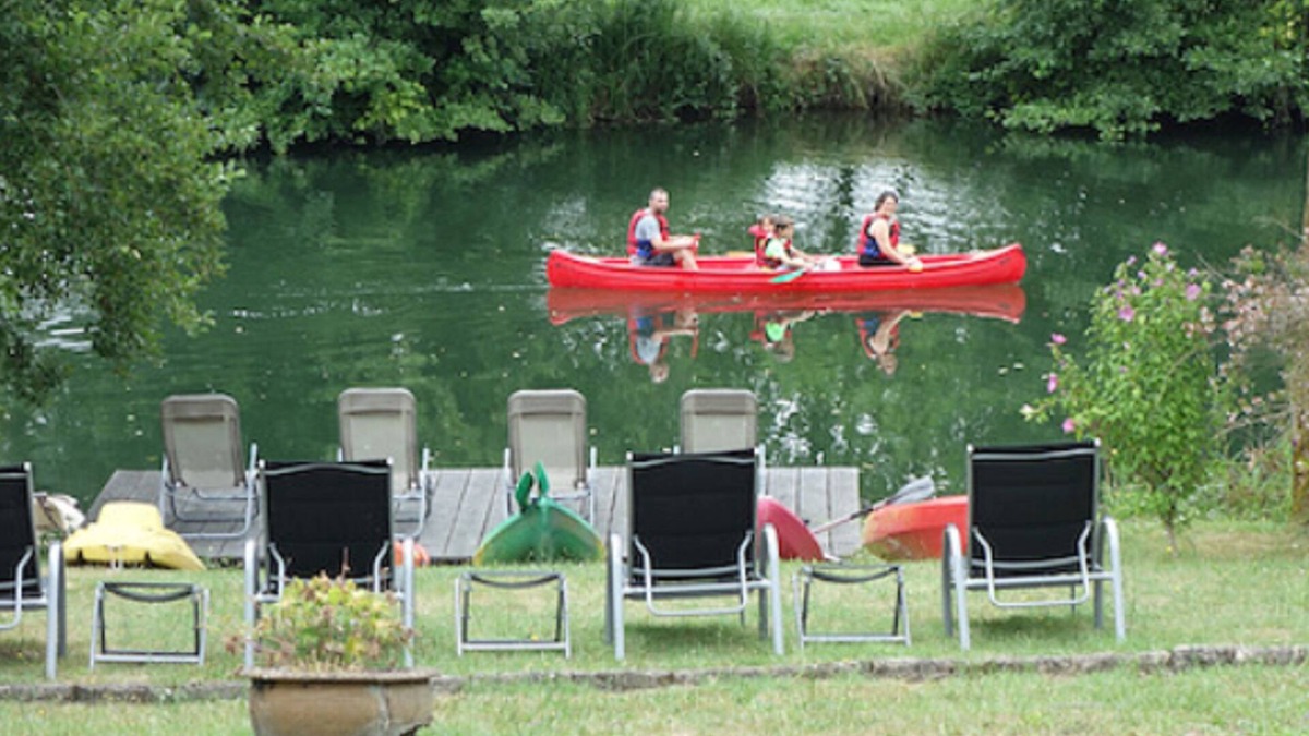 Bonnes House | Superb family home on the edge of a river
